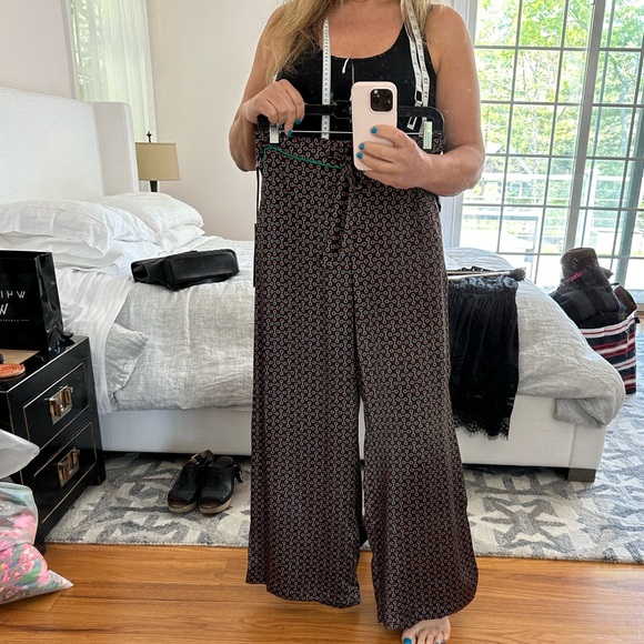 Alice & Trixie silk charmeuse piped drawstring lounge pants in horsebit print. - Picture 2 of 9